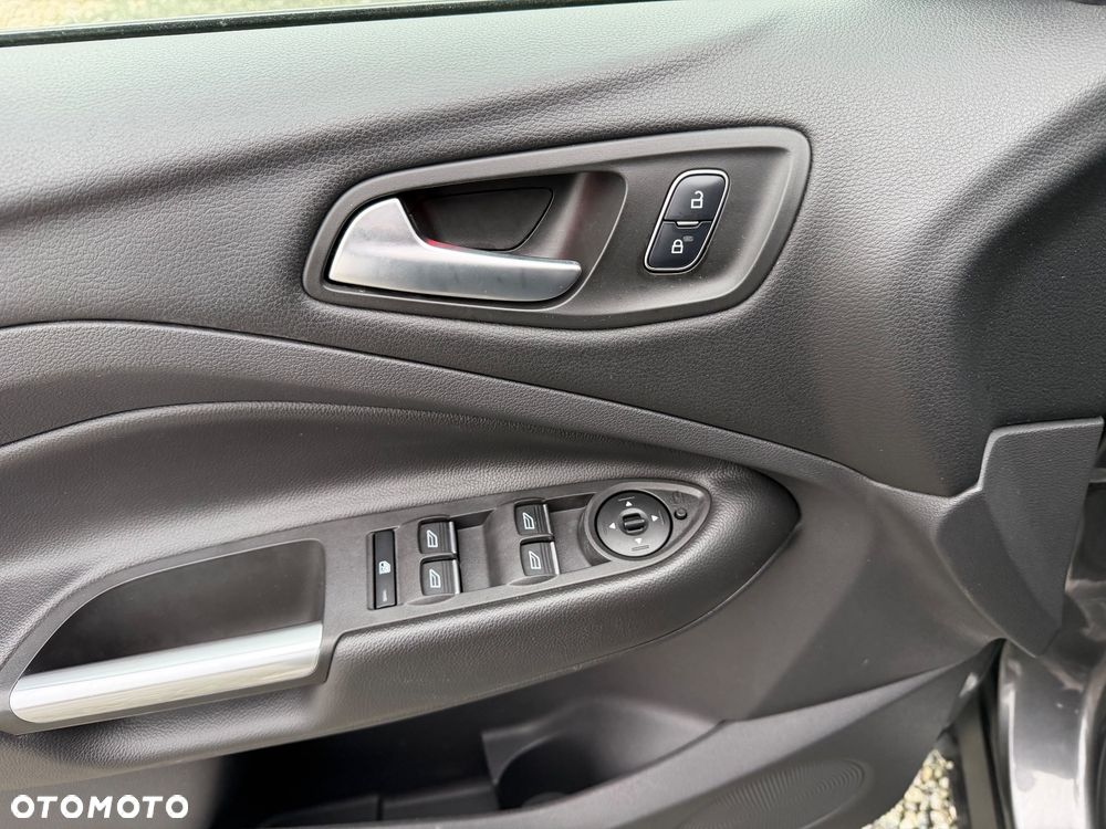 Ford Kuga 1.5 EcoBoost 2x4 Titanium - 36