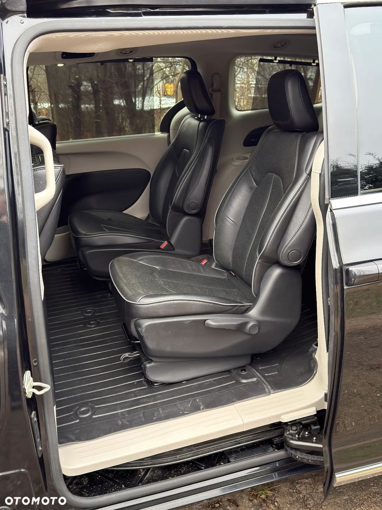 Chrysler Pacifica - 11