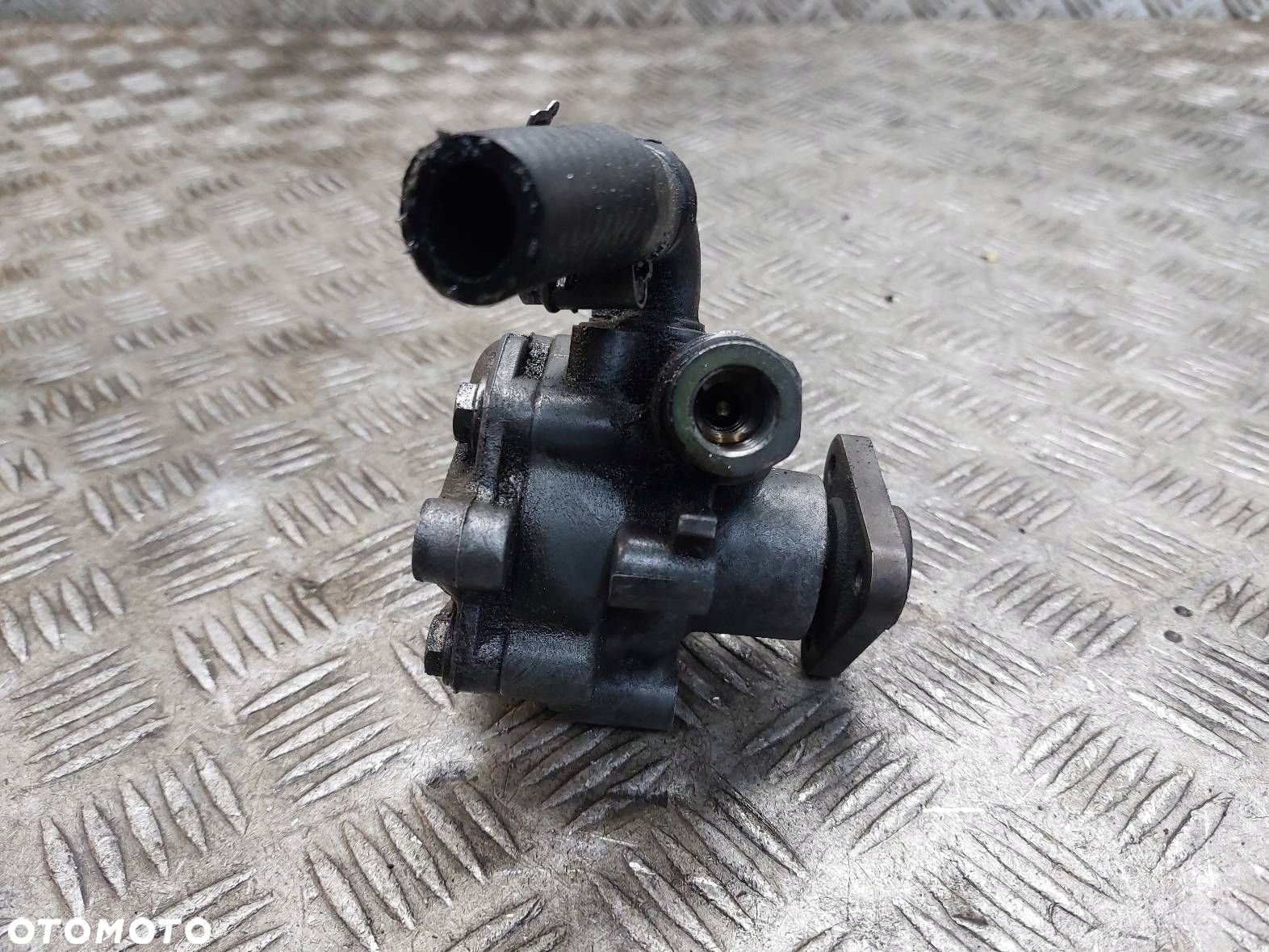 POMPA WSPOMAGANIA VOLKSWAGEN PASSAT B5 8D0145177Q 110 BAR KYB - 1