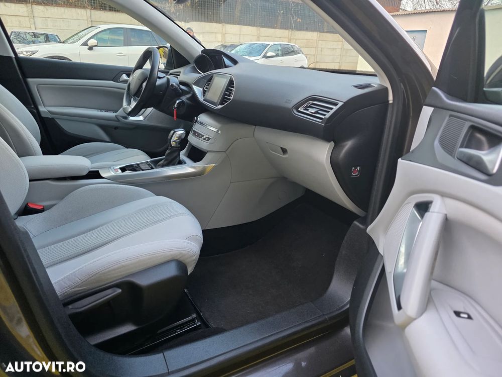 Peugeot 308 1.2 L PureTech Turbo S&S Allure Aut. - 12