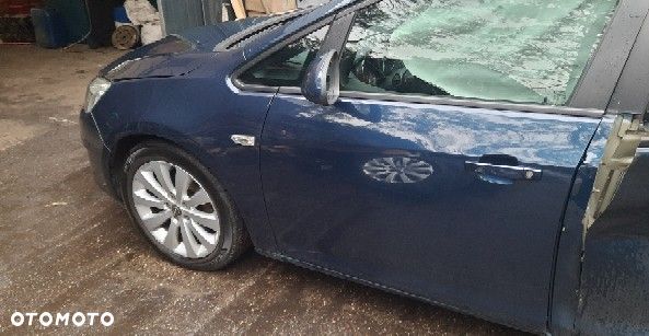 Opel Astra J hb Lakier z22a Drzwi prawy tył  Klapa tył   Deska Kokpit Poduszka deski i kierownicy Szyba Przód z sensorem _ czujnikiem Zawiasy przedniej  maski 20879202 lewy 20879203 prawy - 11
