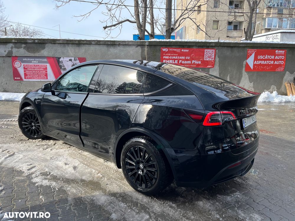 Tesla Model Y - 12
