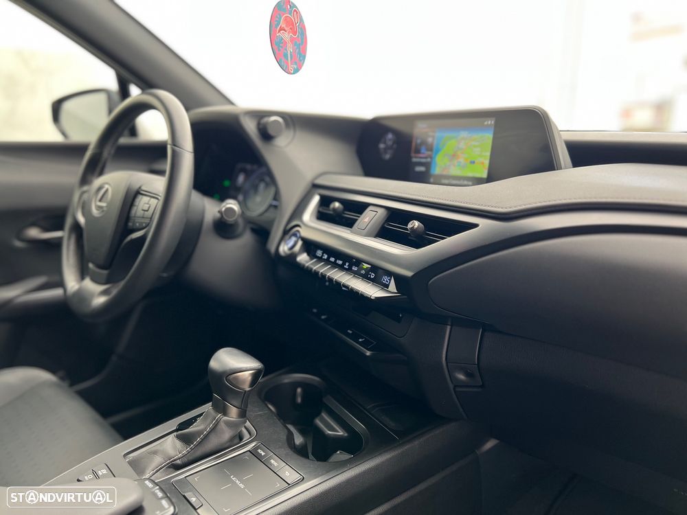 Lexus UX 250h Business - 42