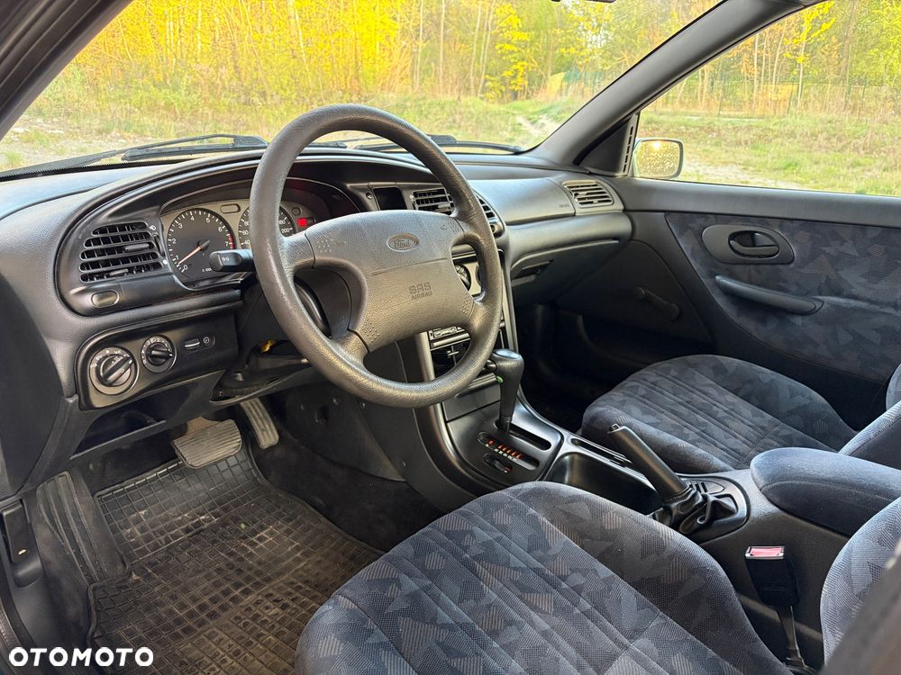 Ford Mondeo 1.8 CLX - 9