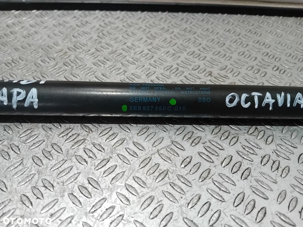 SIŁOWNIK KLAPY TYŁ SKODA OCTAVIA III R2020 KOMBI NR 5E9827550C - 2