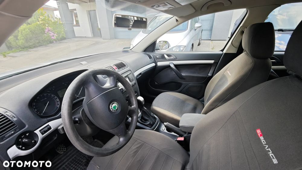 Skoda Octavia 1.6 FSI Ambiente - 25