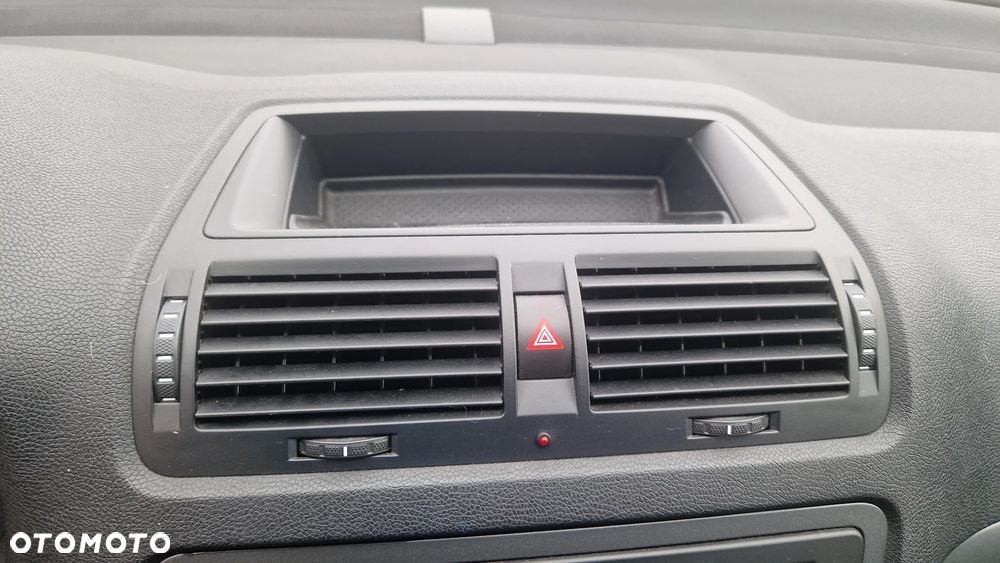 SKODA OCTAVIA II LIFT KRATKA NAWIEWU ŚRODKOWA - 1