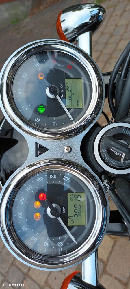 Triumph Bonneville - 10