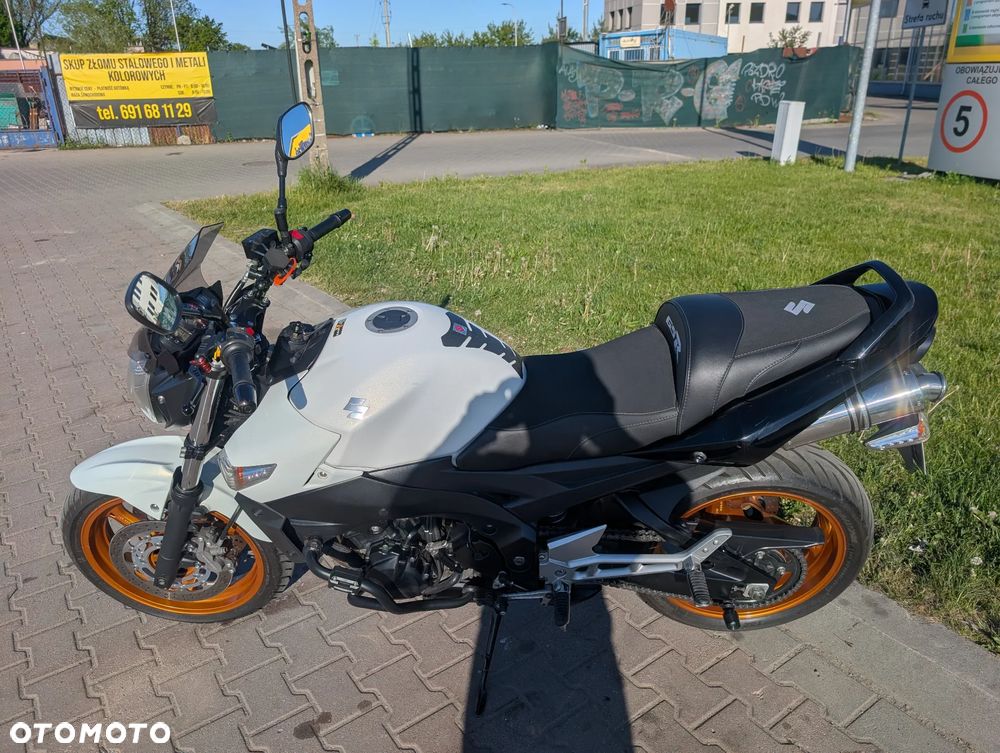 Suzuki GSR - 11