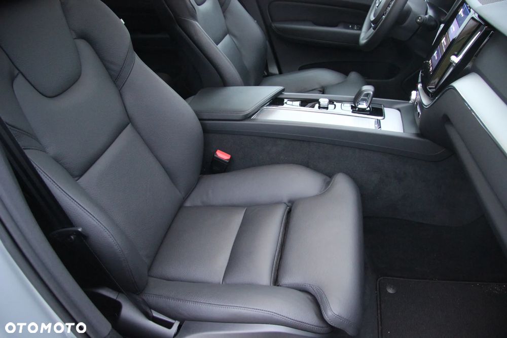 Volvo XC 60 B4 D Plus Dark - 32