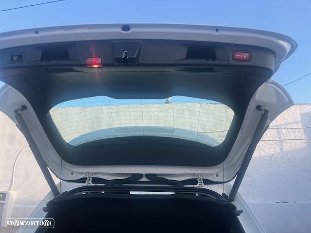 Mercedes-Benz GLA 250 e 8G-DCT Progressive - 17