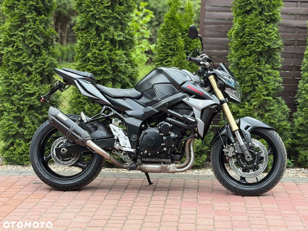 Suzuki GSR - 3