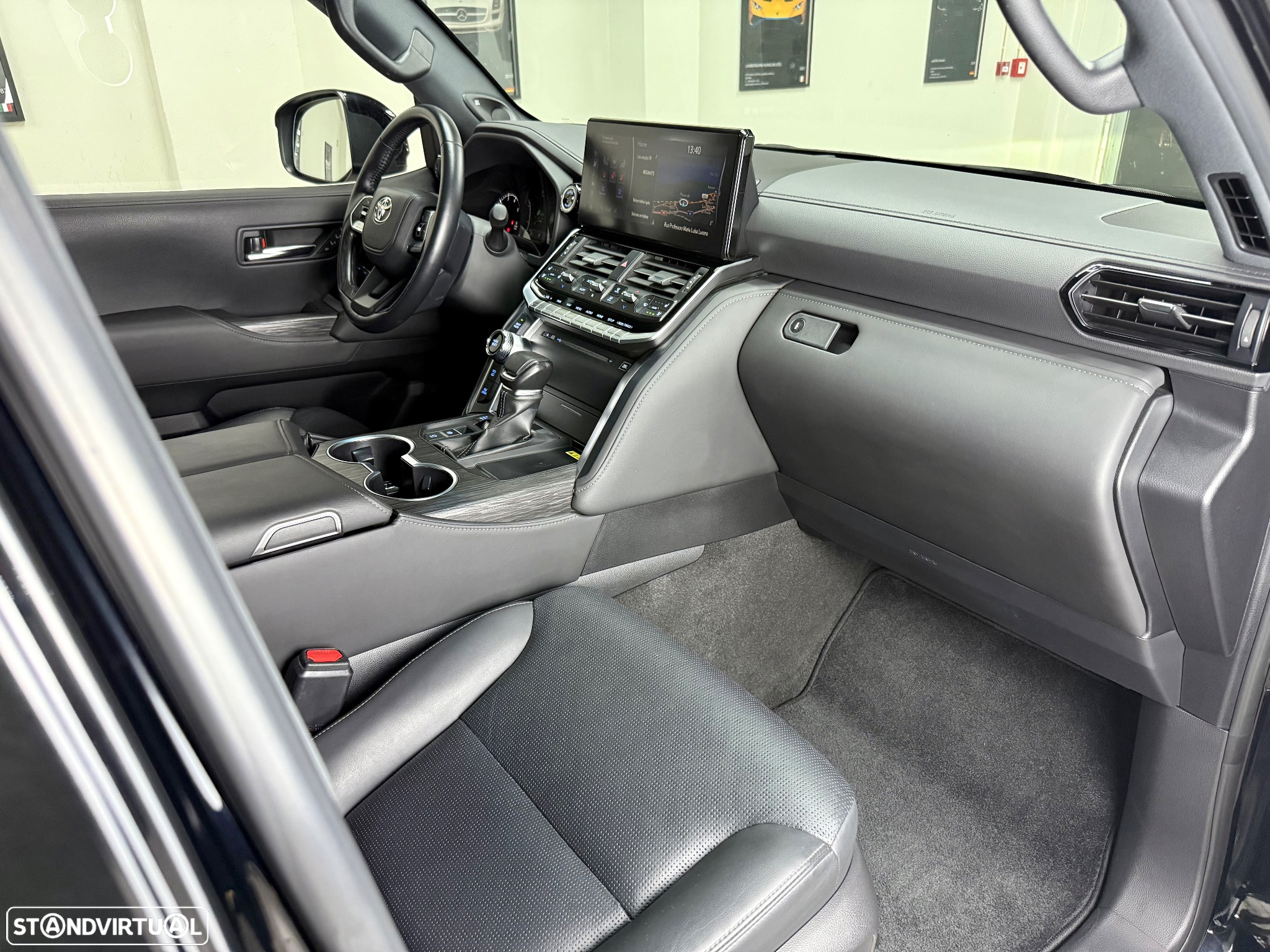 Toyota Land Cruiser - 32