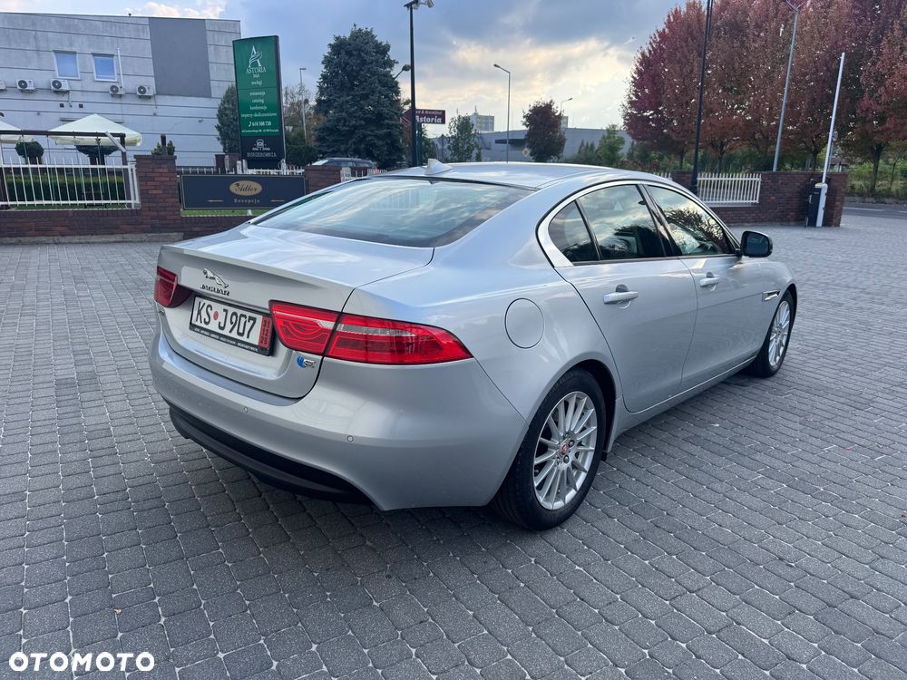 Jaguar XE 2.0 D Portfolio - 9