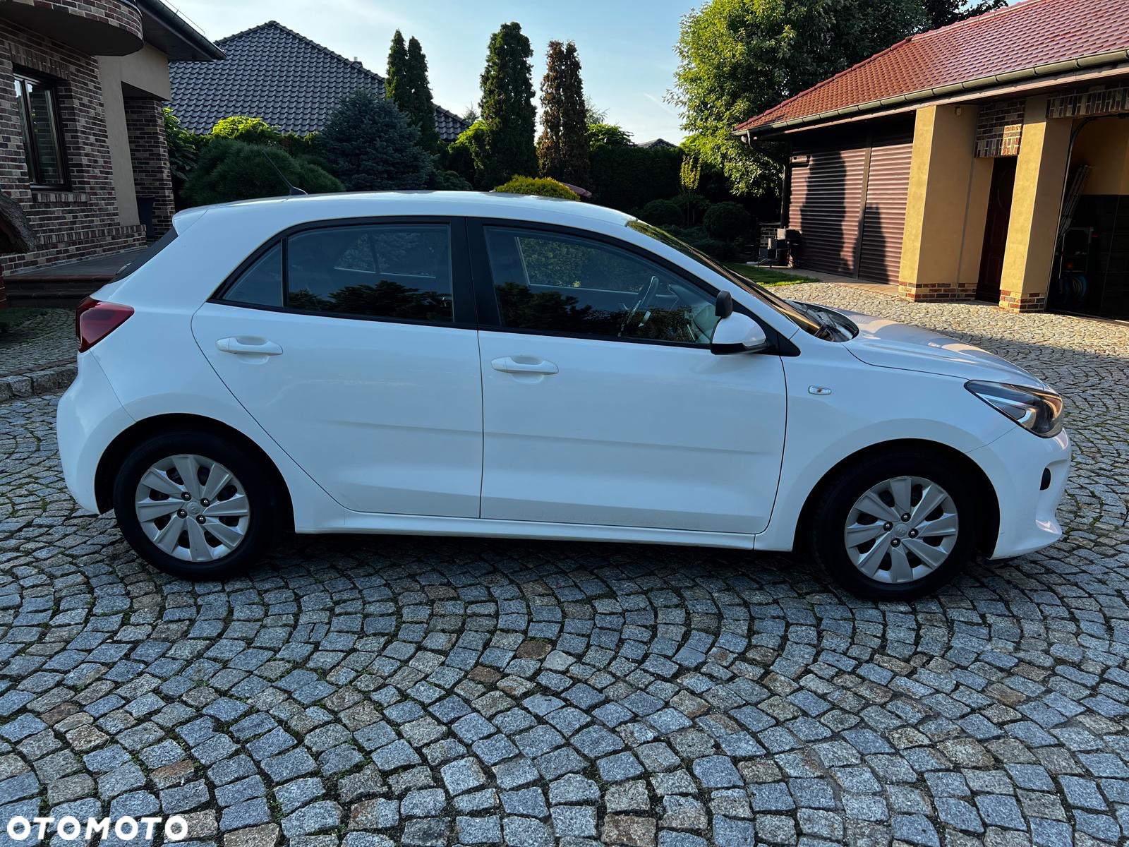 Kia Rio 1.2 L - 6