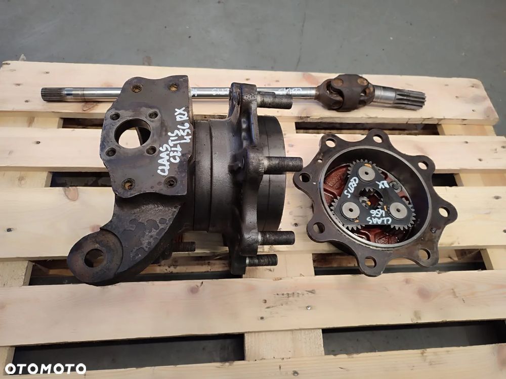 Zwolnica zwrotnica 18911 piasta półoś CLAAS CELTIS 456 RX - 6