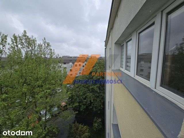 3 pokoje z oddzielną kuchnią, balkon.