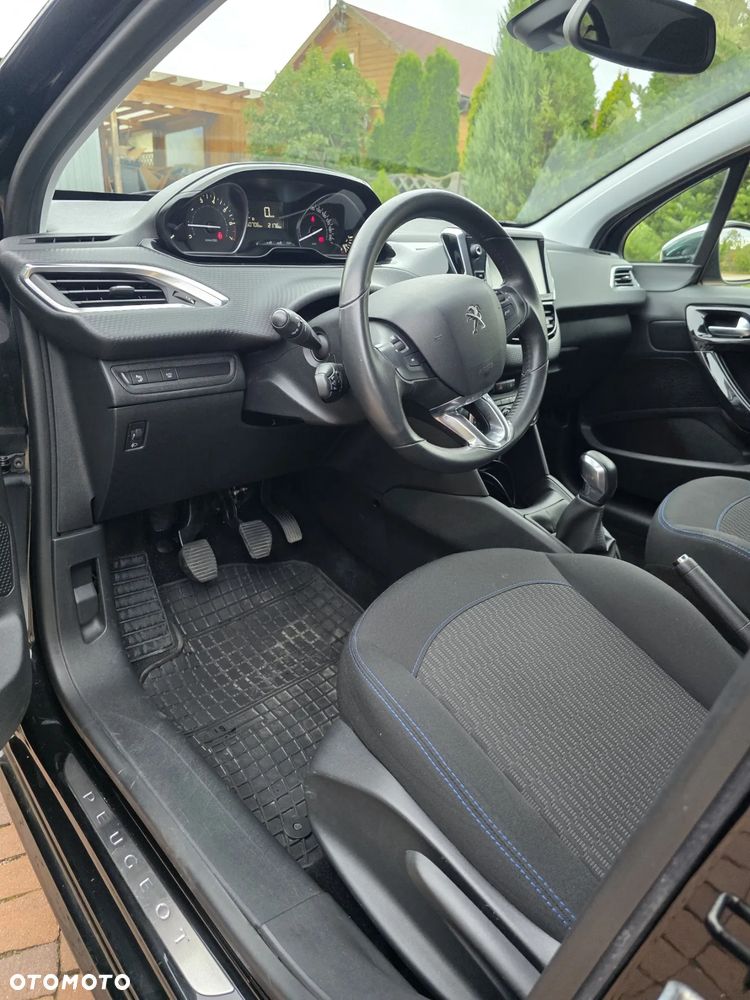 Peugeot 208 - 18
