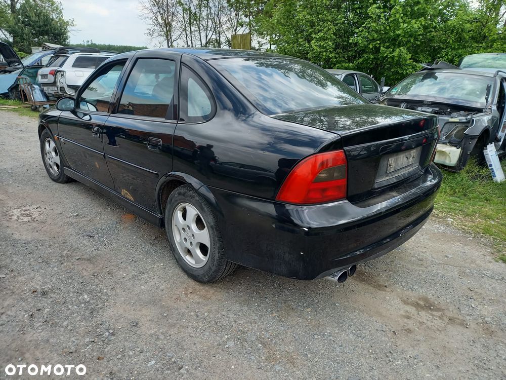 Opel Vecta B lift sedan 99r  silnik 1.8 1.6 16V skrzynia maska zderzak drse - 3