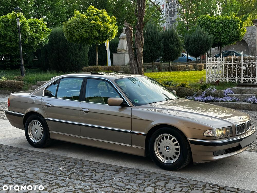 BMW Seria 7 735i - 4