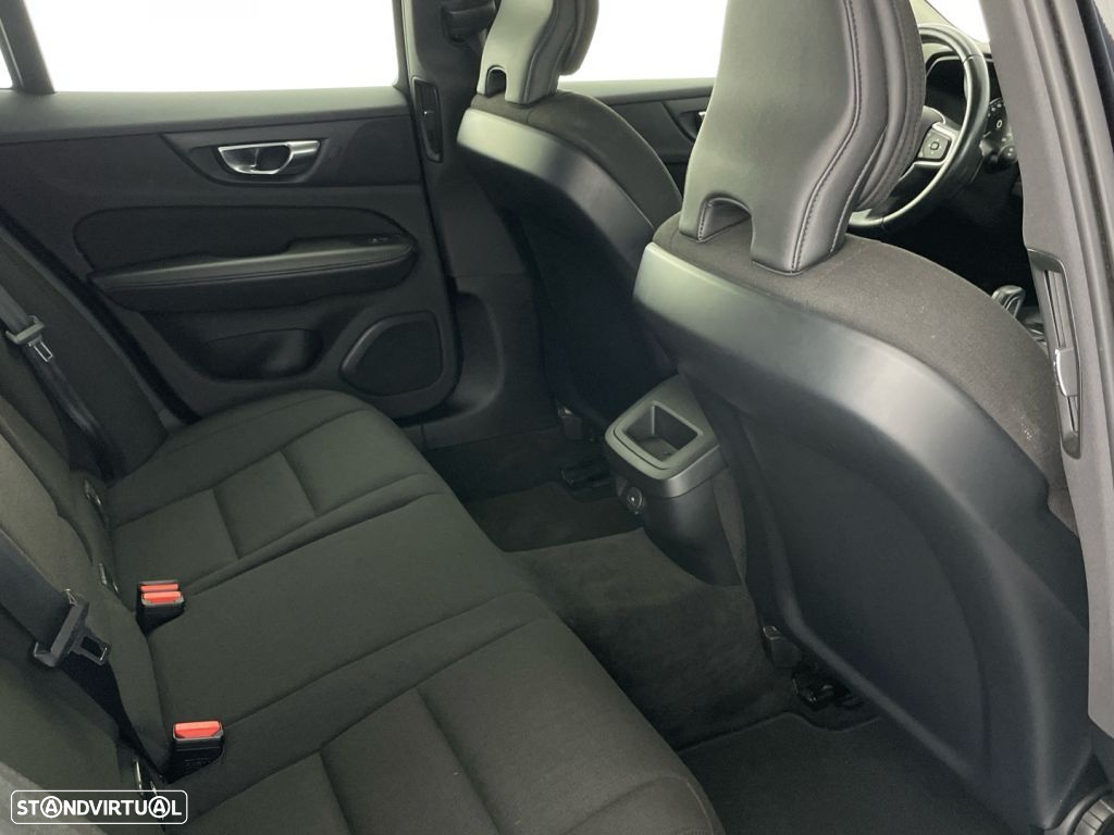Volvo V60 2.0 B4 Momentum Core - 25