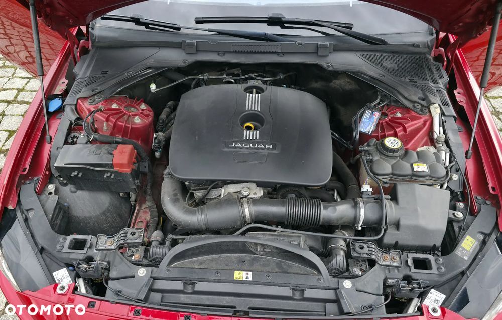 Jaguar XE 2.0 T R-Sport - 14