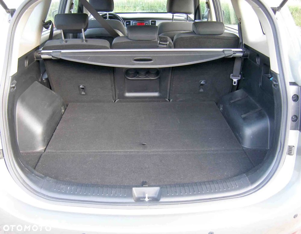 Kia Carens 1.6 GDI M - 9
