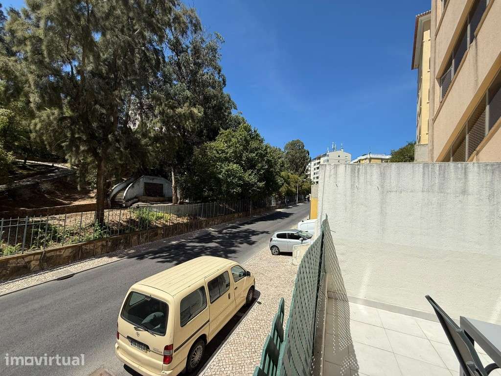Apartamento com Terraço no Estoril | Luminoso e Localização Premium - Grande imagem: 5/16