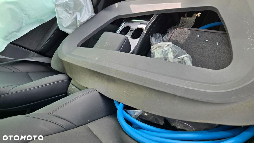 Tesla Model Y - 8
