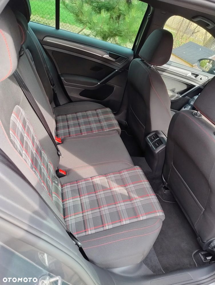 Volkswagen Golf GTI (BlueMotion Technology) - 10