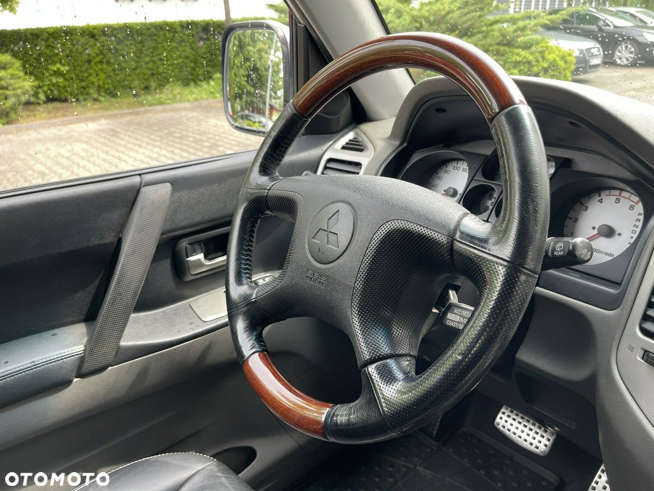 Mitsubishi Pajero - 32