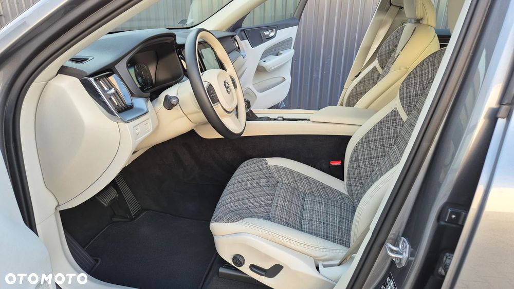Volvo XC 60 D4 Momentum Pro - 22