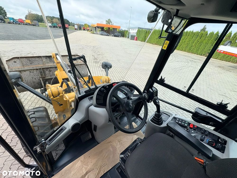 Caterpillar 908M - 33