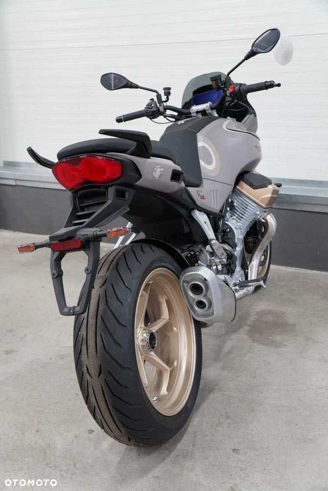 Moto Guzzi V100 Mandello - 10