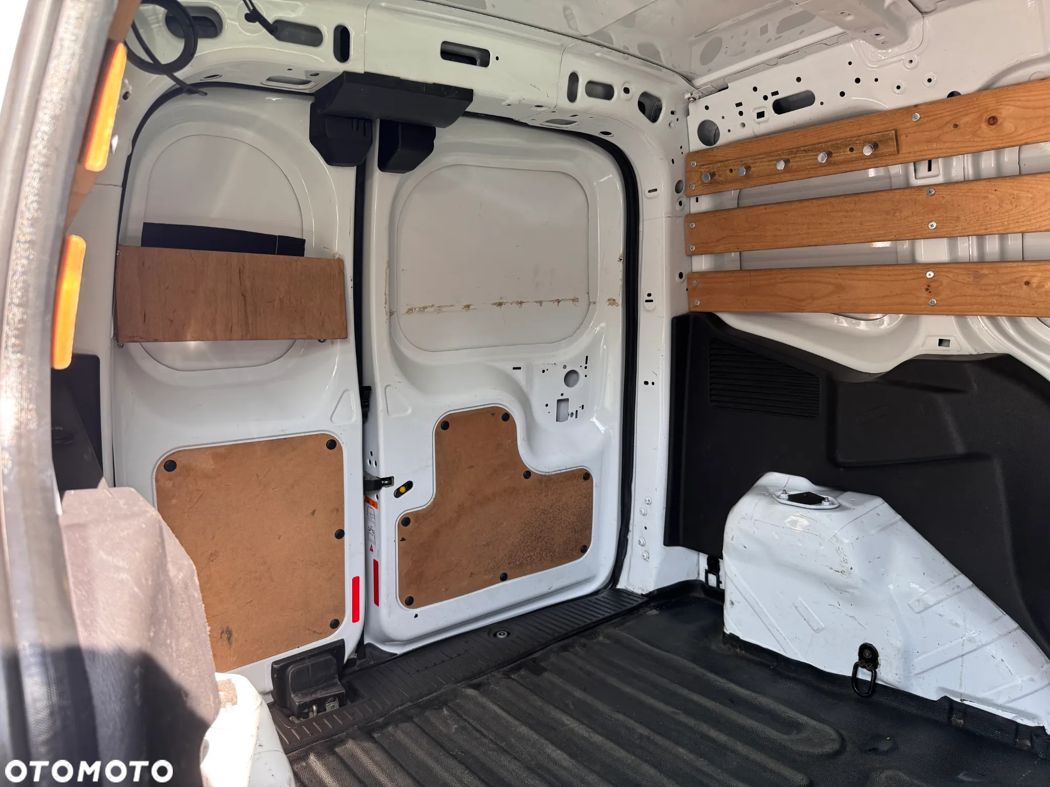 Ford Transit Courier - 26