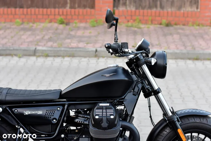 Moto Guzzi V9 - 9