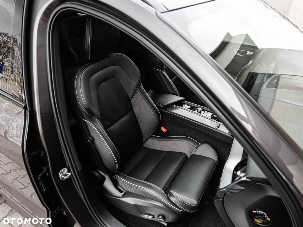 Volvo XC 60 T6 AWD Plug-In Hybrid R-Design - 37