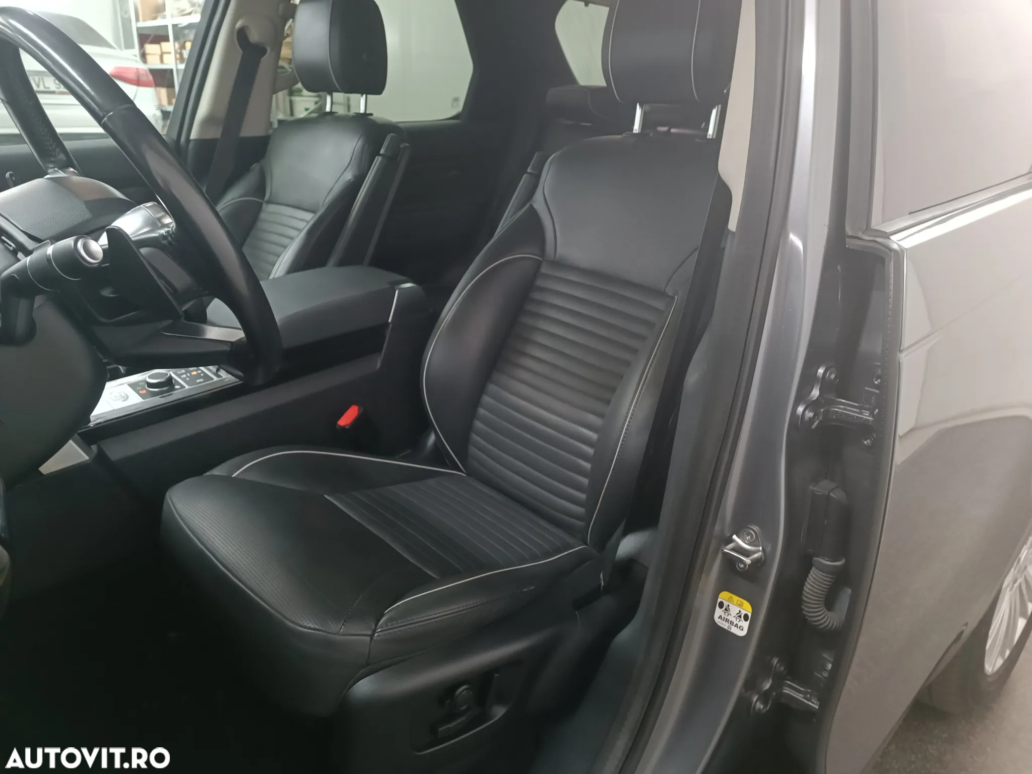 Land Rover Discovery 3.0 L TD6 HSE - 8