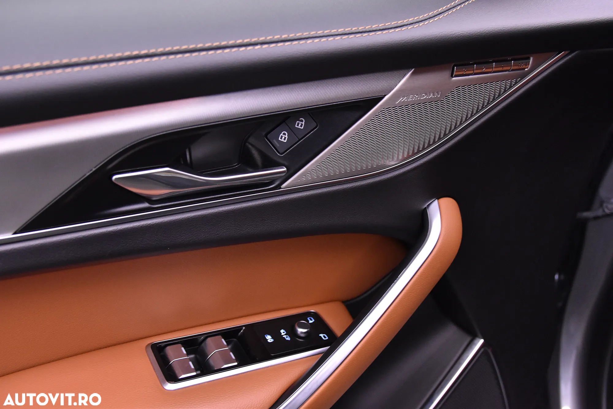 Jaguar F-Pace D200 AWD R-Dynamic SE - 14