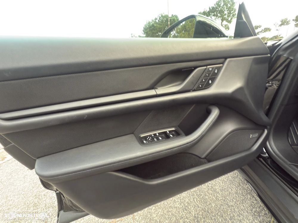 Porsche Taycan Cross Turismo 4 - 17