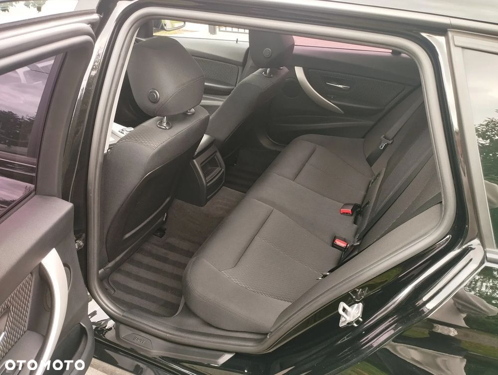 BMW Seria 3 320i Touring - 29