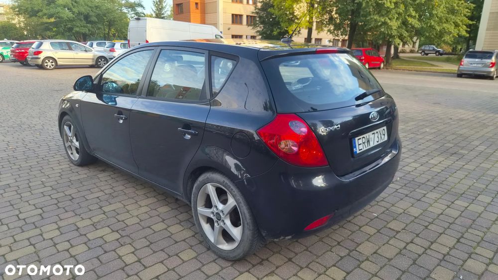 Kia Ceed 2009 photo 2