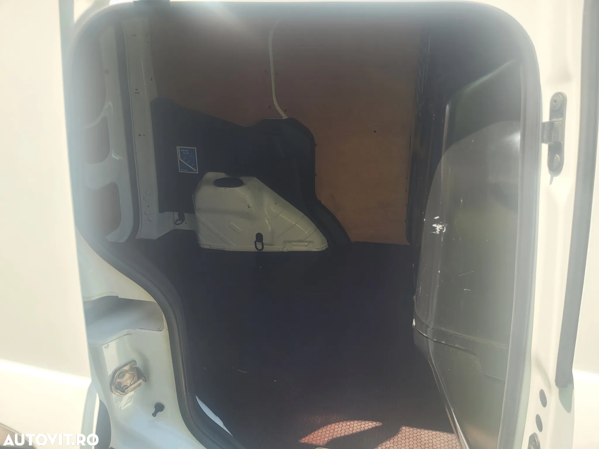 Ford Transit Courier - 17