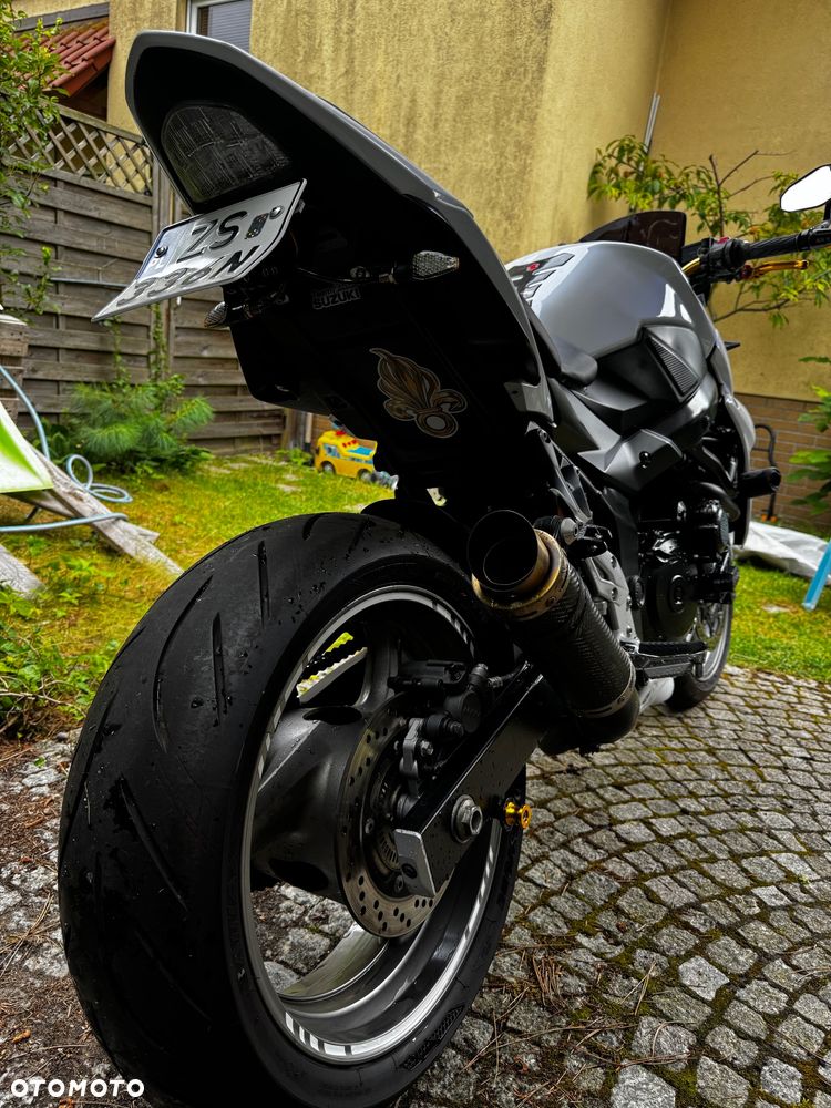 Suzuki GSR - 8