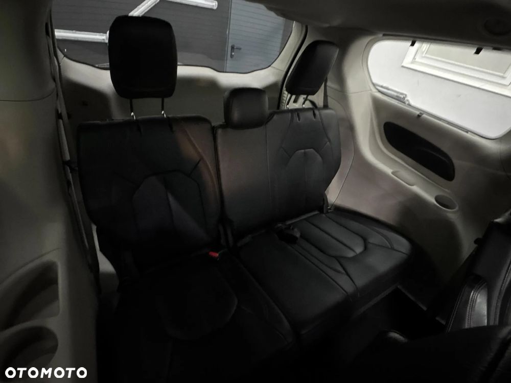Chrysler Pacifica - 23