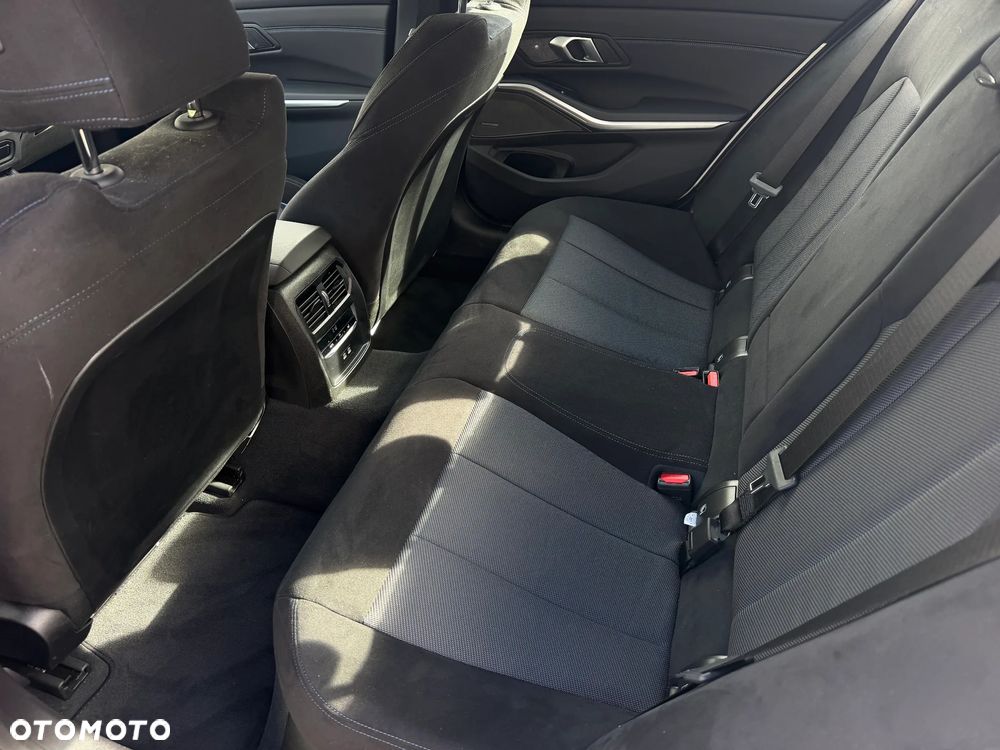 BMW Seria 3 330i xDrive - 23