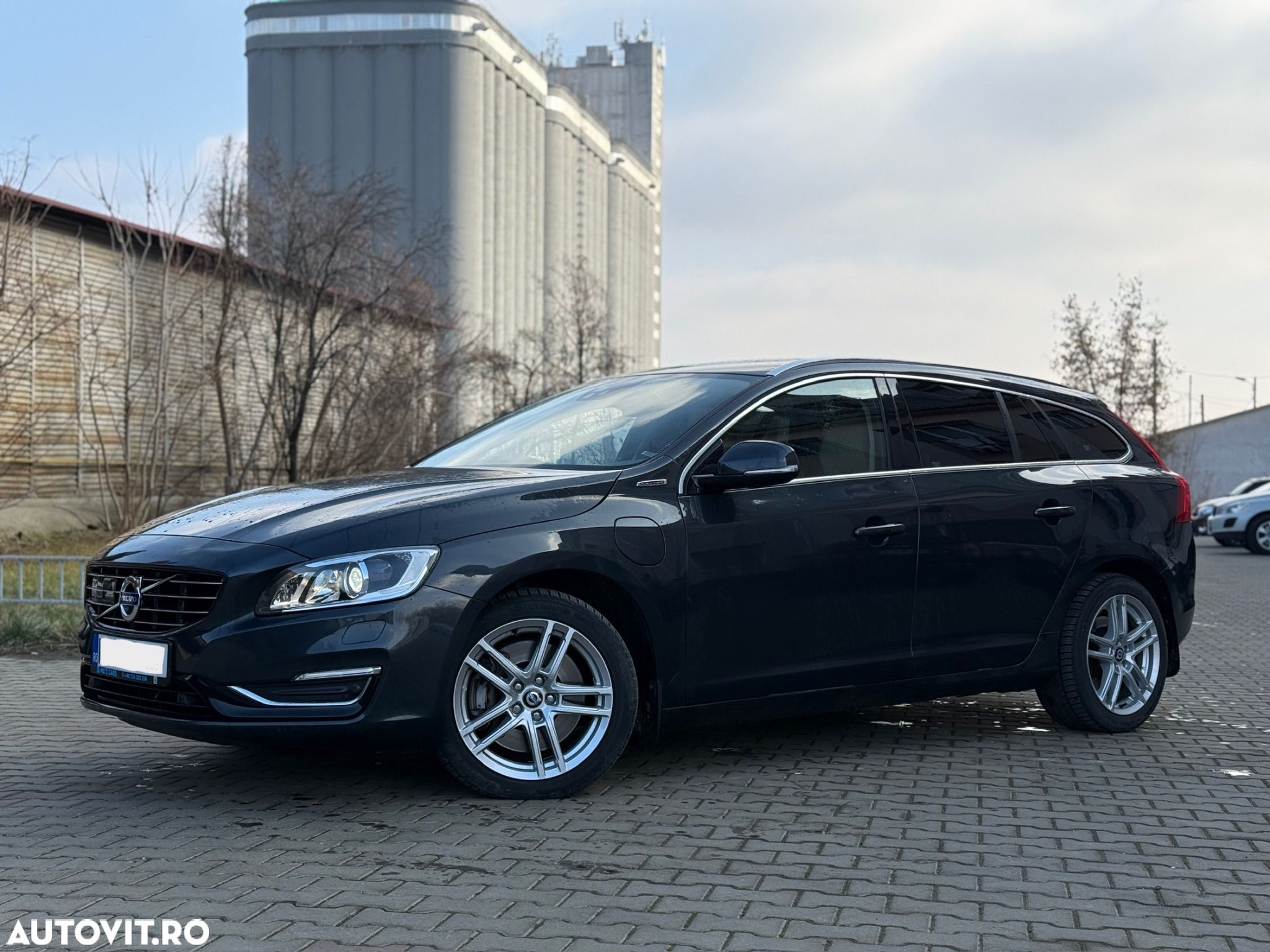 Volvo V60 D6 Plug-In-Hybrid AWD Geartronic Summum - 1