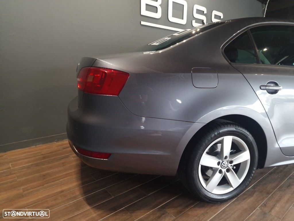 VW Jetta 1.6 TDi Highline - 9