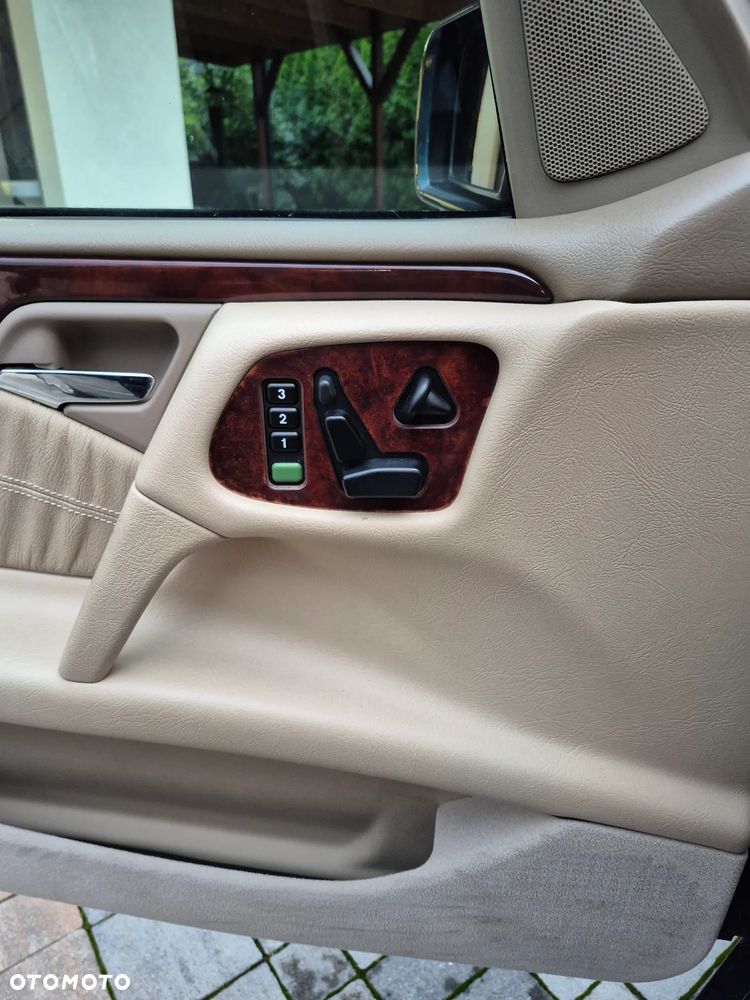 Mercedes-Benz Klasa E 320 4-Matic Elegance - 23