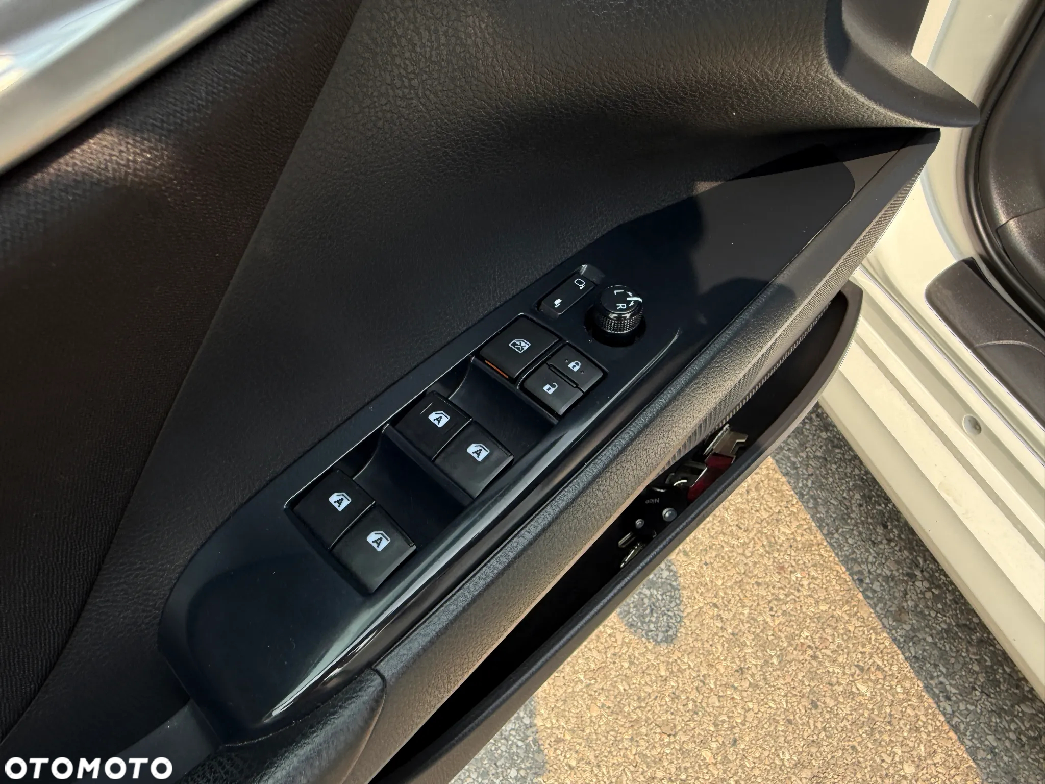 Toyota Camry 2.5 Hybrid Comfort CVT - 29